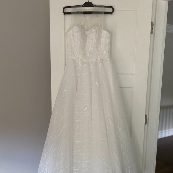 Dress: worn only for an hour - Picture 6 of 16